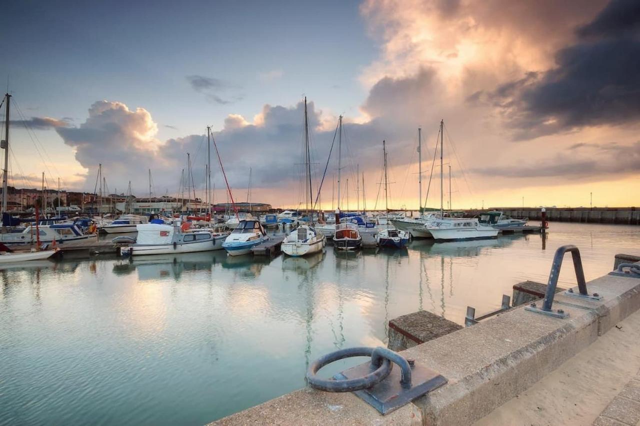 The Cote Is A Stunning Rural Barn Beach 3 Miles Ryde  Exterior foto